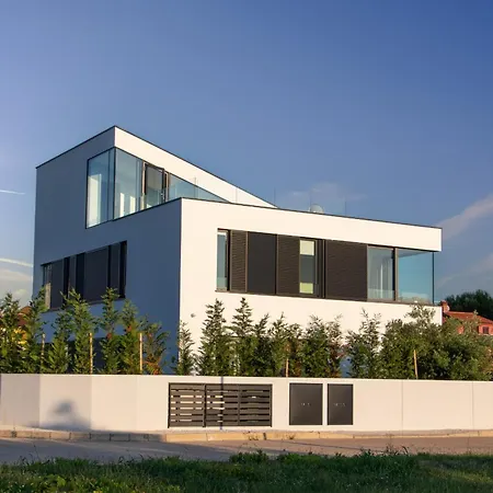 A In For 8 2 Persons With Infinity Pool Only 100 Meters From The Sea Fažana