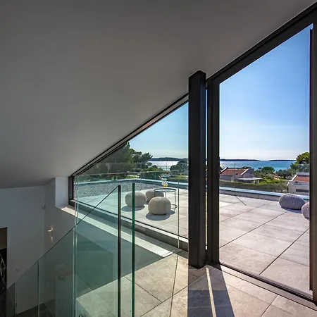 A In For 8 2 Persons With Infinity Pool Only 100 Meters From The Sea ヴィラ Fažana