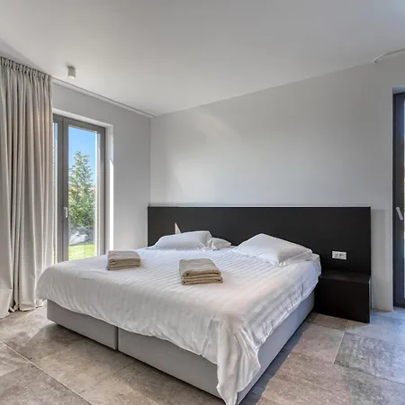 A In For 8 2 Persons With Infinity Pool Only 100 Meters From The Sea Fažana