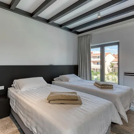 A In For 8 2 Persons With Infinity Pool Only 100 Meters From The Sea Fažana