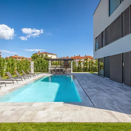 A In For 8 2 Persons With Infinity Pool Only 100 Meters From The Sea Fažana