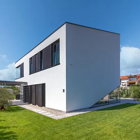 A In For 8 2 Persons With Infinity Pool Only 100 Meters From The Sea * Fažana