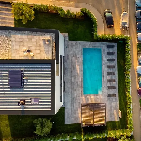 Villa A In For 8 2 Persons With Infinity Pool Only 100 Meters From The Sea Fažana
