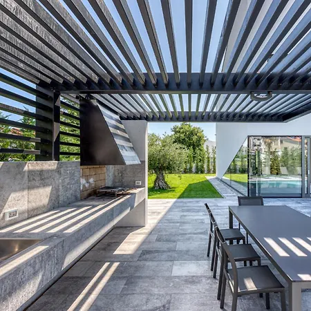 A In For 8 2 Persons With Infinity Pool Only 100 Meters From The Sea Villa Fažana